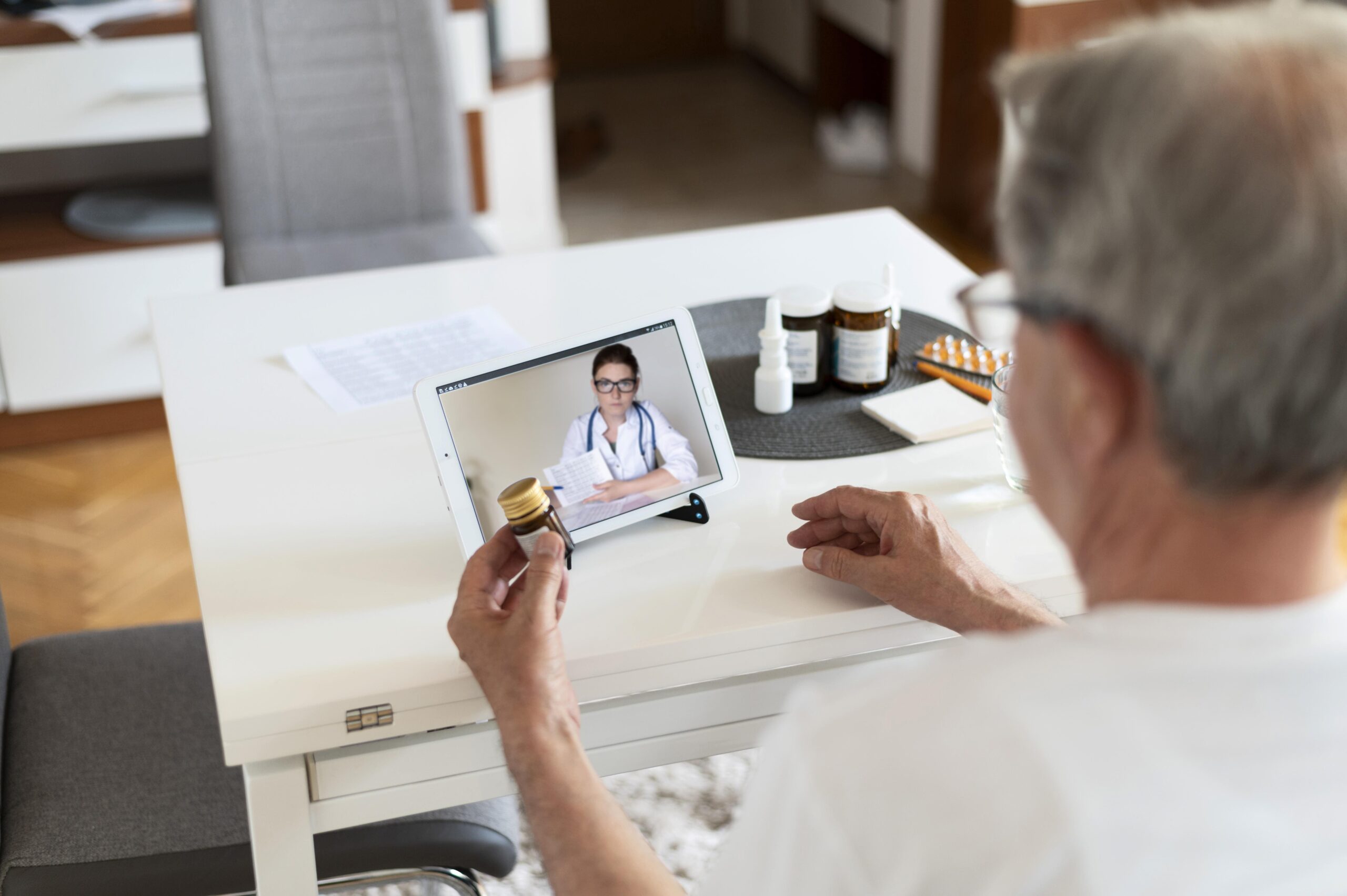 paciente idoso falando com um médico virtual (telemedicina)