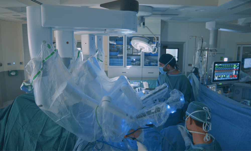cirurgião robótico em operação
