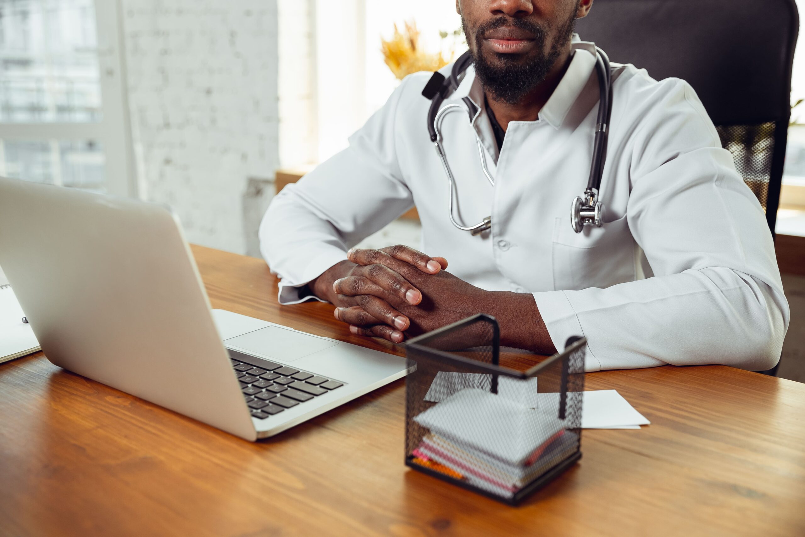 médico emitindo um laudo online