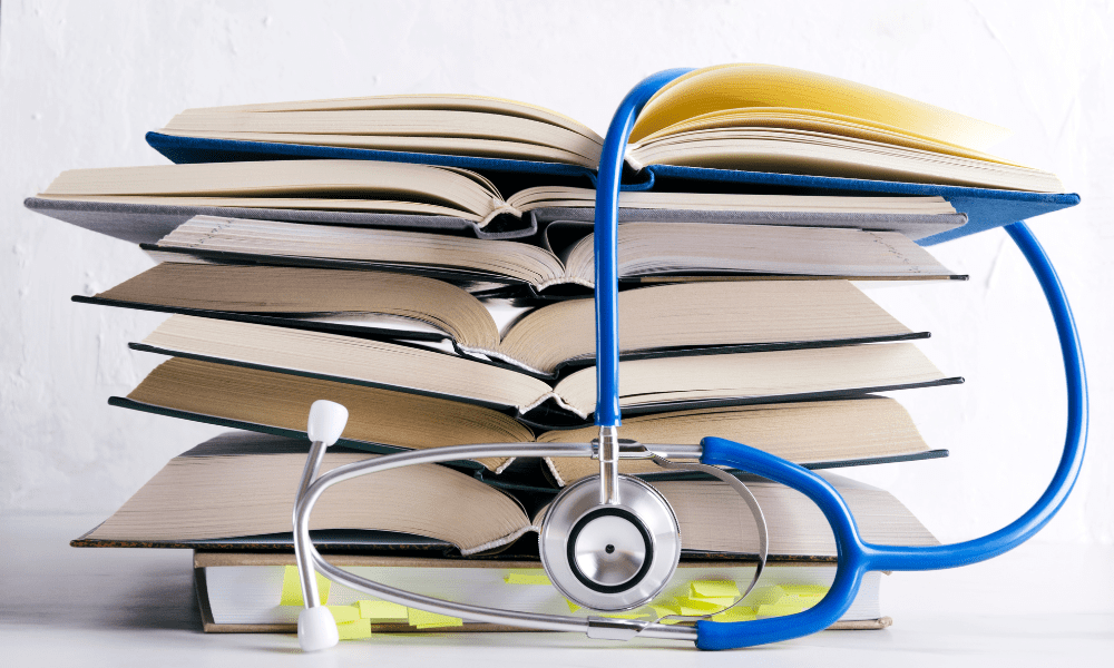estetoscópio e livros ilustrando os livros de marketing médico