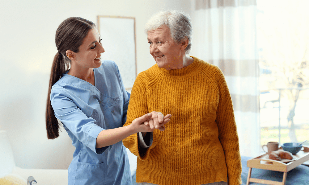 médica cuidando do envelhecimento e saúde da pessoa idosa