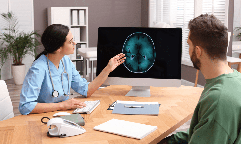 profissional de saúde utilizando um sistema para neurologista