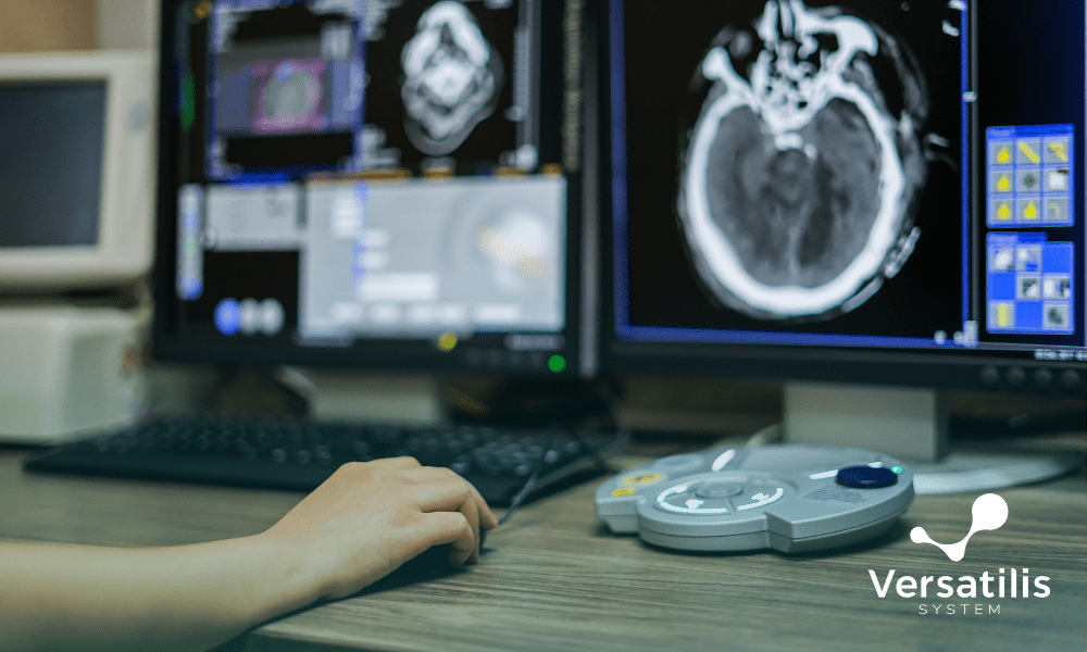 profissional de saúde utilizando a radiologia digital indireta