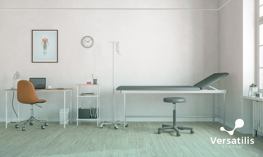 foto de um consultório médico com maca e mesa do médico