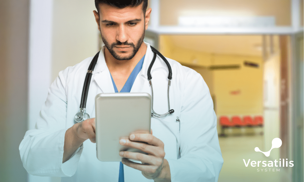 profissional de saúde utilizando um tablet
