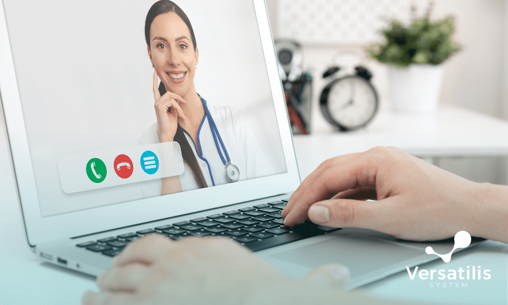 profissional de saúde utilizando um software para telemedicina