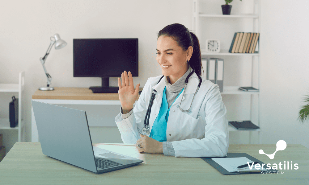 profissional de saúde praticando a consulta online