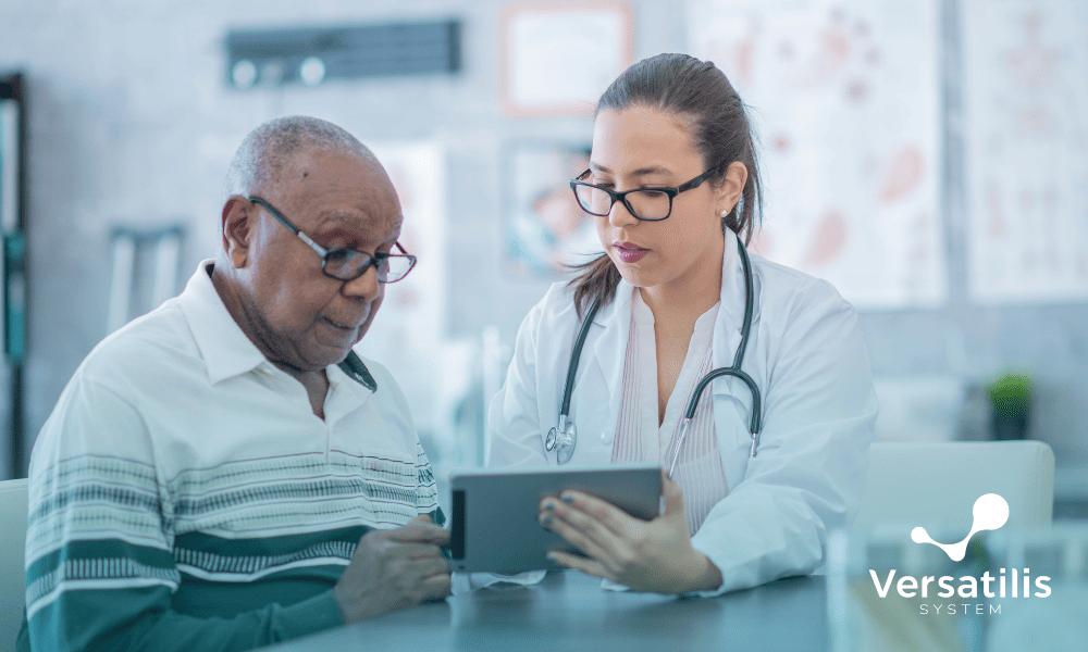 médica acessando o histórico médico do paciente