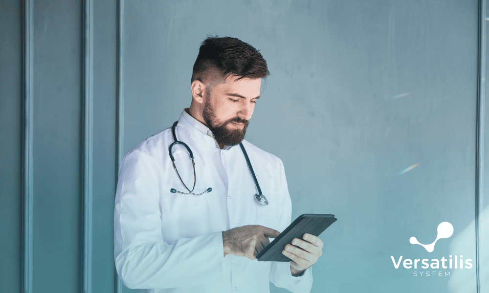 médico segurando um tablet