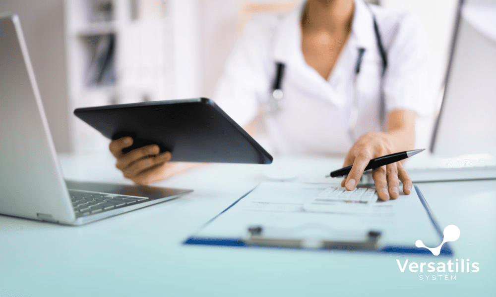 médica fazendo gestão de clínica