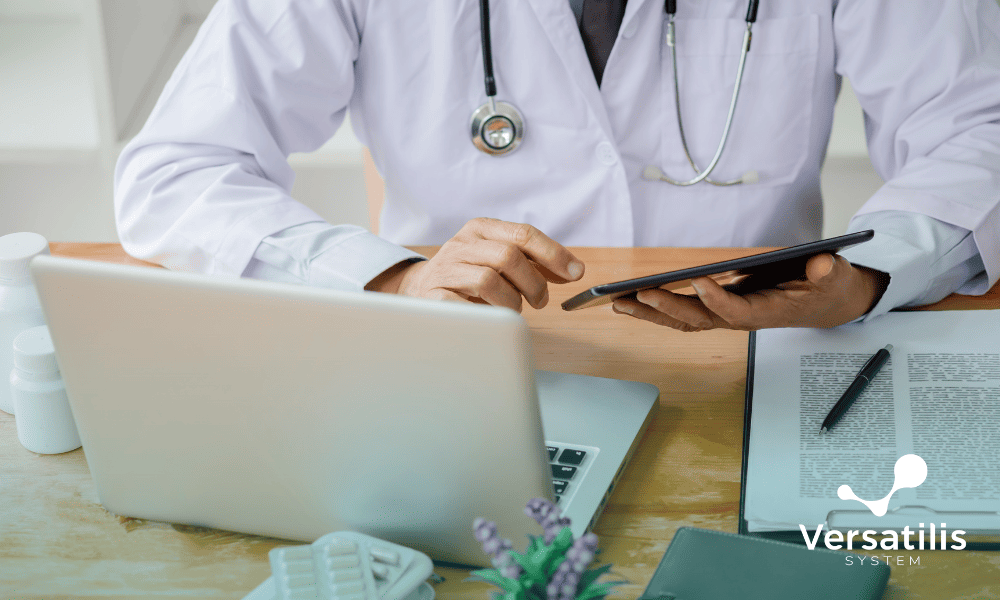 médico utilizando um software de registro médico