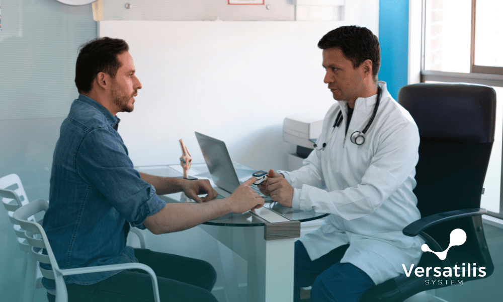 médico realizando um atendimento clínico