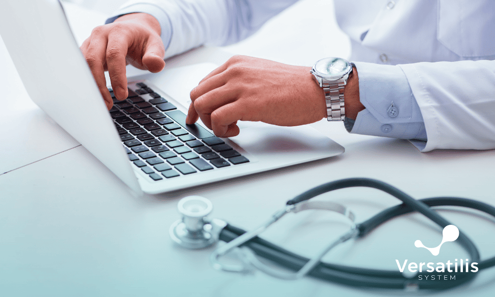 médico utilizando um sistema para clínicas