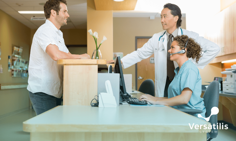 atendimento na recepção do consultório